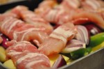 Kartoffelfad og kyllingefilet i baconsvøb