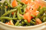 Bønnesalat med tomater og rødløg