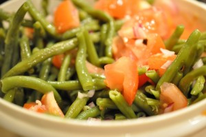 Bønnesalat med tomater og rødløg