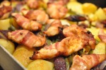 Kartoffelfad og kyllingefilet i baconsvøb