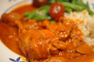 Paprikakylling i gryde med flødesovs opskrift 