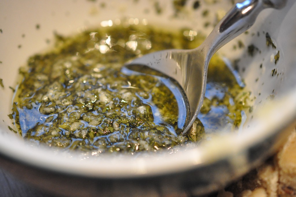 Hvidløgsolie - opskrift til pizza, pasta eller brød