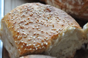 Brød og boller med havregryn og majsmel 