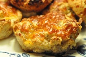 Grove scones med revet ost og skinke
