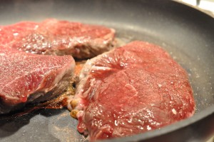 DSC_2287 • nogetiovnen.dk Engelsk bøf - opskrift med sovs & bløde løg