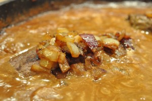 DSC_2298 • nogetiovnen.dk Engelsk bøf - opskrift med sovs & bløde løg