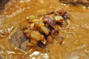 DSC_2302 • nogetiovnen.dk Engelsk bøf - opskrift med sovs & bløde løg