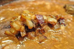 DSC_2304 • nogetiovnen.dk Engelsk bøf - opskrift med sovs & bløde løg