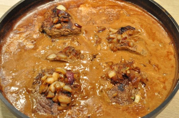 DSC_2306 • nogetiovnen.dk Engelsk bøf opskrift med flødesovs på pande