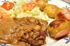 DSC_2314 • nogetiovnen.dk Engelsk bøf - opskrift med sovs & bløde løg