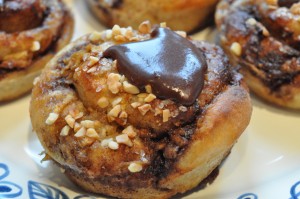 Fedtfattige kanelsnegle med brun farin og æbler