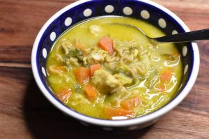 Cremet kyllingesuppe med grøntsager - i skål