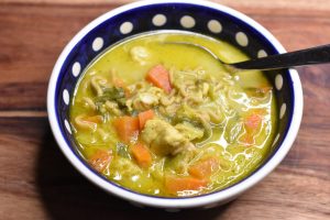 Cremet kyllingesuppe med grøntsager - nem opskrift