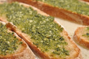 Ostebrød med pesto gratinerede i ovn. Opskrift