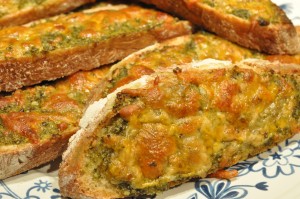 Ostebrød med pesto gratinerede i ovn. Opskrift