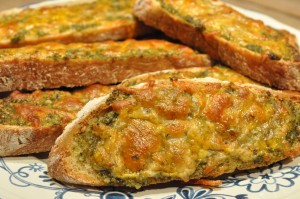 Ostebrød med pesto gratinerede i ovn. Opskrift