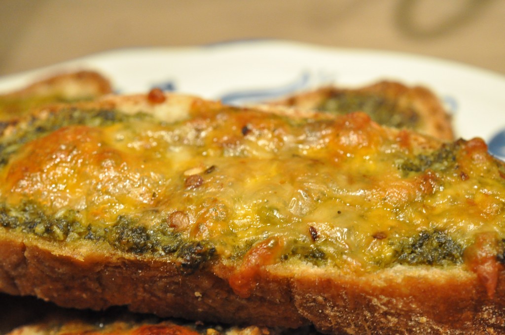 Ostebrød med pesto - gratinerede - SÅ lækre