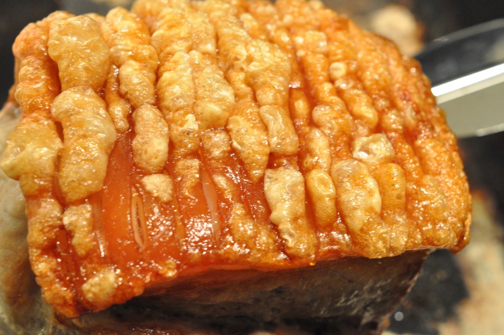 søndagssteg sprøde flæskesvær sovs og kartofler sovs simremad mør flæskesteg mormormad langtidsstegt flæskesteg langtidsstegning kartofler flæskesteg brun sauce Langtidsstegt flæskesteg med sprøde svær