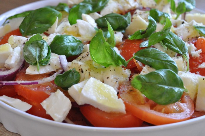 Tomatsalat med mozzarella, basilikum & rødløg