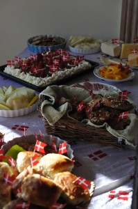 Fødselsdagsbord med brød og kager