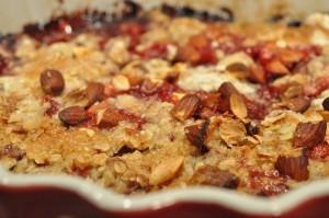 Jordbærcrumble - nem kage med frosne bær