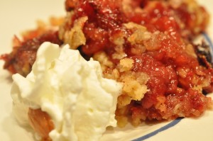 Jordbærcrumble - nem kage med frosne bær