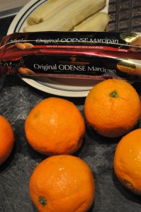 Appelsinkage med chokolade i bradepande