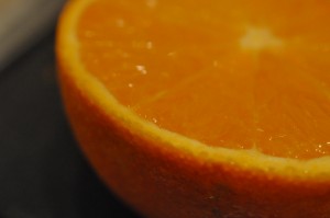 Appelsinkage med chokolade i bradepande