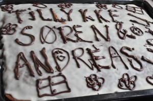 Appelsinkage med chokolade i bradepande