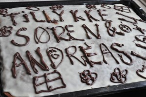 Appelsinkage med chokolade i bradepande