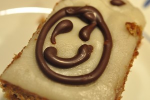 Appelsinkage med chokolade i bradepande