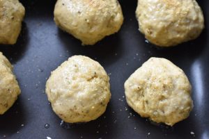 Majsscones med oregano, hvidløg og parmesan