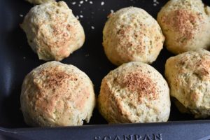 Majsscones med oregano, hvidløg og parmesan