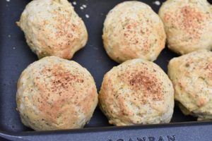 Majsscones med oregano, hvidløg og parmesan