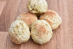 Majsscones med oregano, hvidløg og parmesan