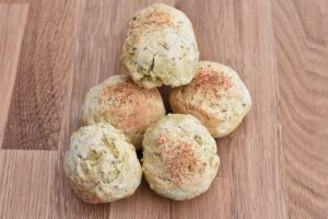 Majsscones med oregano, hvidløg og parmesan