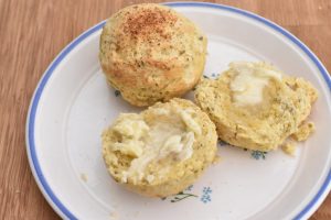 Majsscones med oregano, hvidløg og parmesan