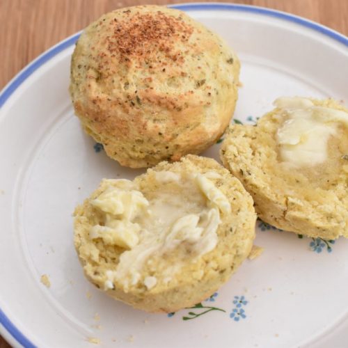 Majsscones med oregano, hvidløg og parmesan