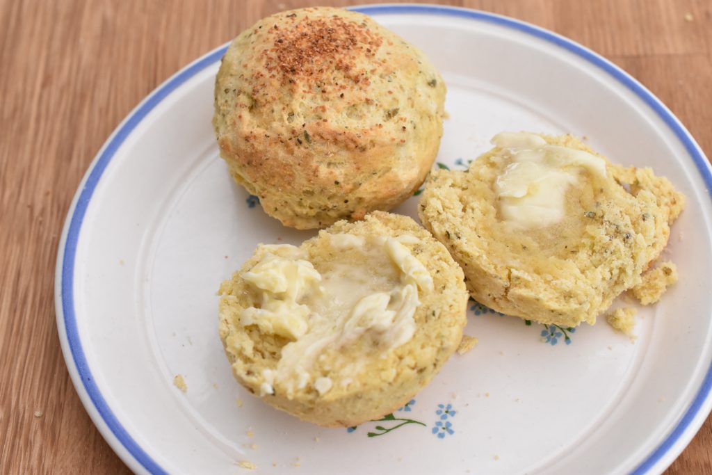 Majsscones med oregano, hvidløg og parmesan