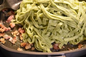 Cremet pasta med bacon - opskrift