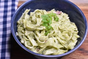 Cremet pasta med bacon - opskrift