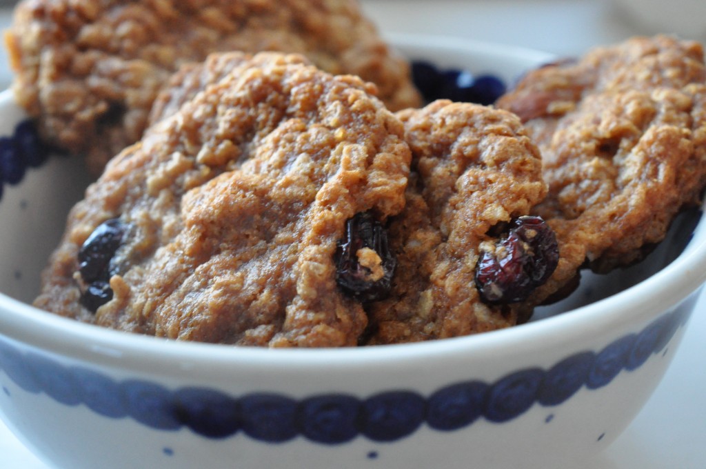 Karamelcookies med havregryn, mandler og tranebær