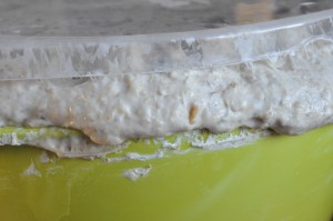 Krydderurtebrød af koldhævet dej