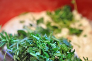 Krydderurtebrød af koldhævet dej