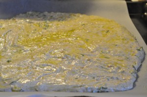 Krydderurtebrød af koldhævet dej