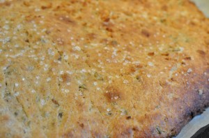 Krydderurtebrød af koldhævet dej