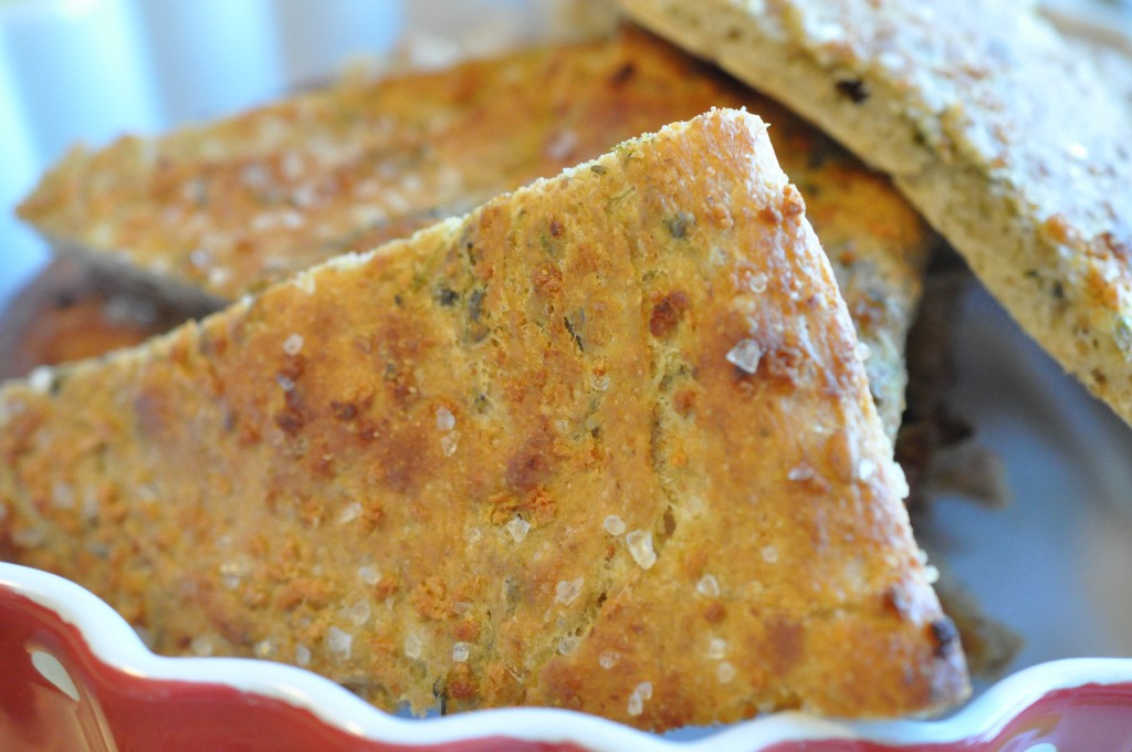 Krydderurtebrød af koldhævet dej