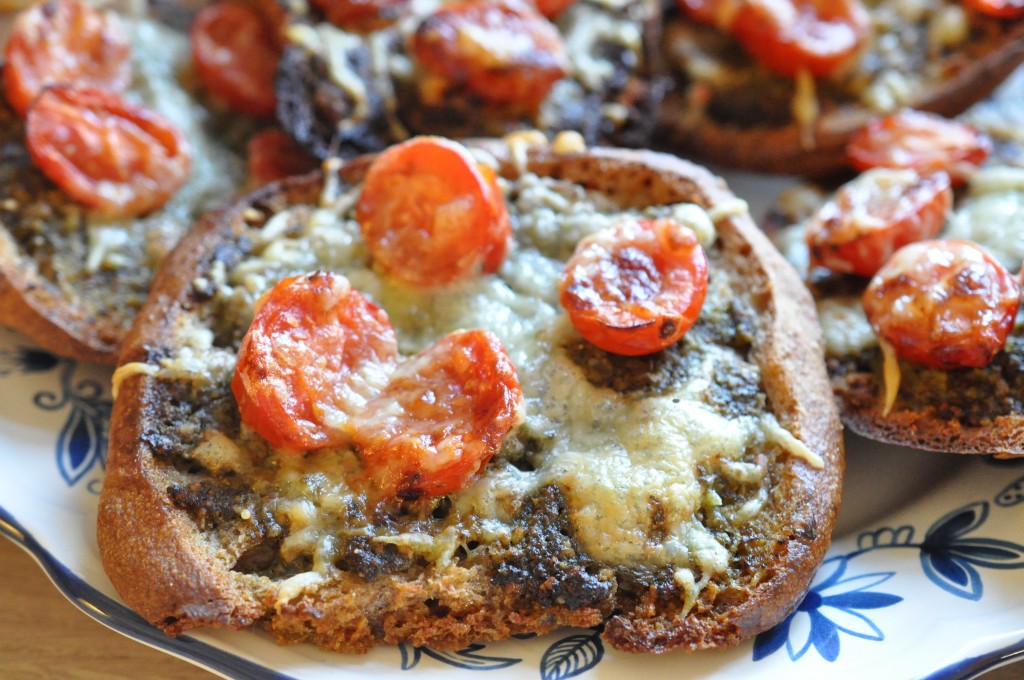 Pestobrød med ost og tomat - stop madspild