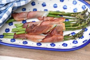 Grønne asparges med serranoskinke i ovn