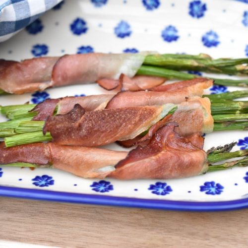 Grønne asparges med serranoskinke i ovn